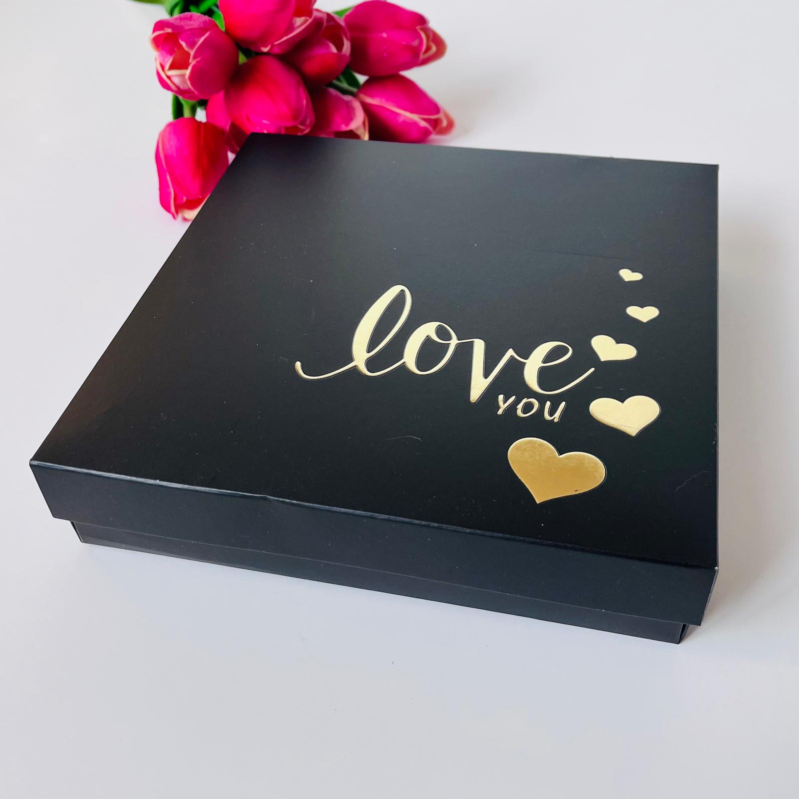 18x18x4 Gold Yaldız Love Baskılı Karton Kutu — galeri görseli